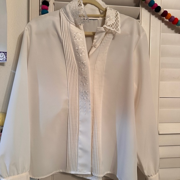 Vintage white button up with floral detailing and lace collar!! - Picture 1 of 3